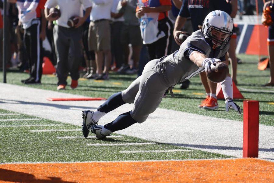 Illinois Mike Dudek reaches for the pylon during the Illinis 28-24 Homecoming win over Minnesota on Oct. 25, 2014.