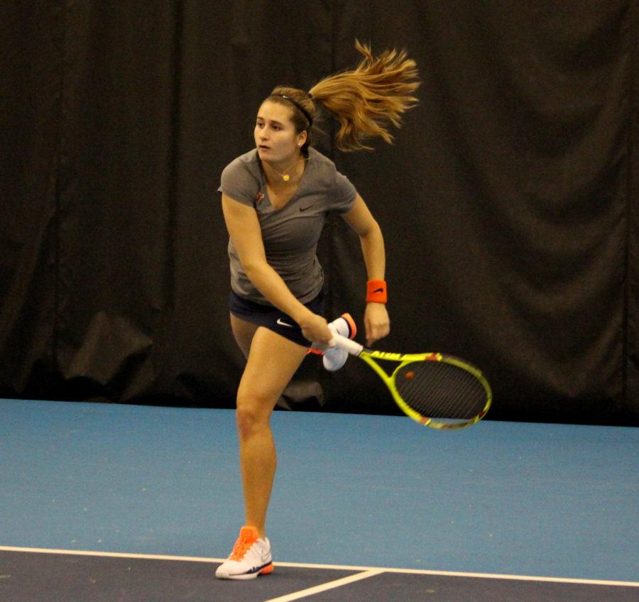 Daniela+Pedraza+Novak+does+a+nice+overhand+swing+at+the+Atkins+Tennis+Center+on+Febrary+26%2C+2016+against+Northwestern.+Illini+lost+3-4.