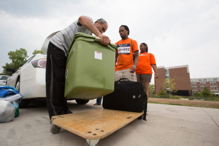 I-Guides help new and current students move into their dorms at the 6-pack in Champaign, on Thursday, Aug 22, 2013.