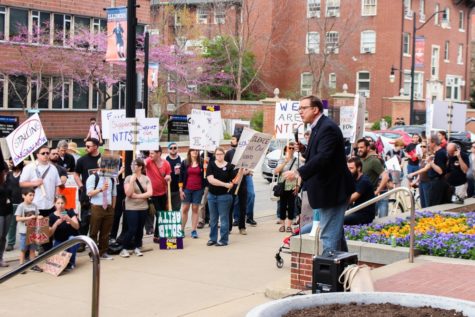 Non-Tenure Faculty Coalition holds a rally in front of the Swanlund Administration Building on Tuesday, April 19. Daniel J Montgomery, president of the Illinois Federation of Teachers, speaks in front of the crowd.