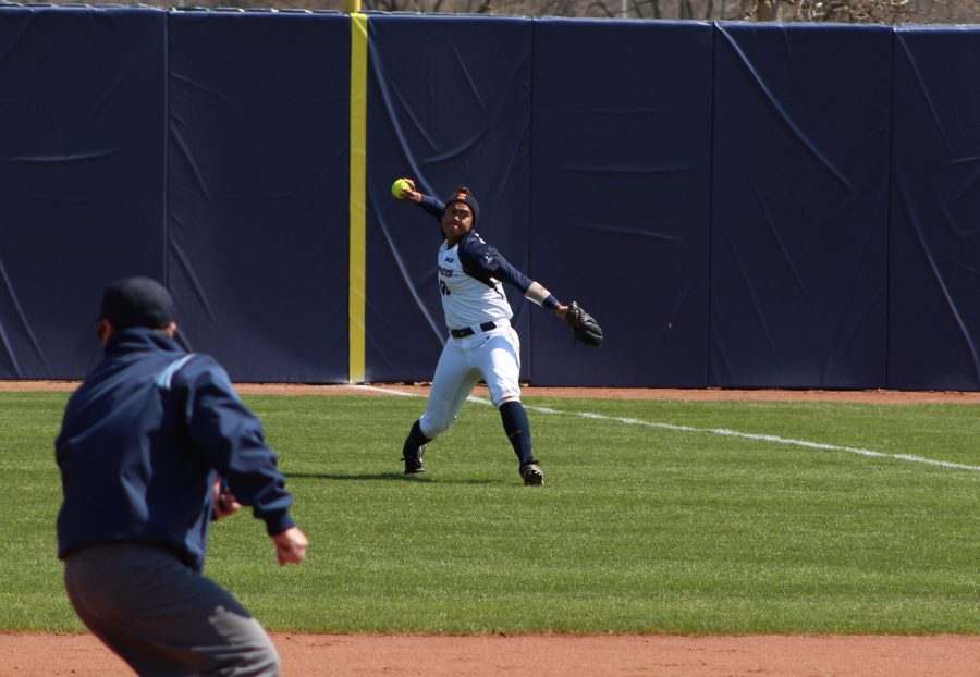 Illinois Nicole Evans throws the ball from right field in the game against Rutgers at Eichelberger Field on Sunday, Apr. 3, 2016