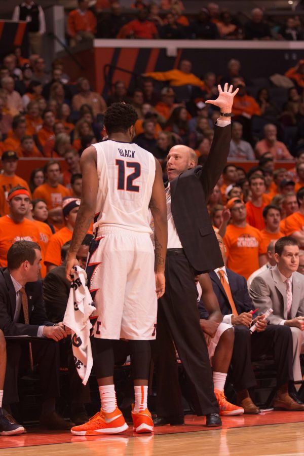 Head+coach+John+Groce+speaks+to+Leron+Black+on+the+sideline+during+the+game+against+Western+Carolina+at+the+State+Farm+Center+on+December+5%2C+2015.+The+Illini+won+80-68.