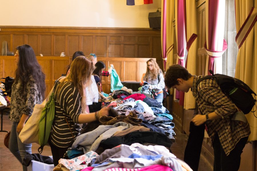 Nikitha Gajula The Daily Illini
Students browse through donated clothes during a Student For Environmental Concerns’ Earth Day clothing swap event at the YMCA on April 21. This year, Chancellor Robert Jones will bike with BikeFace to promote sustainable campus transportation.  
