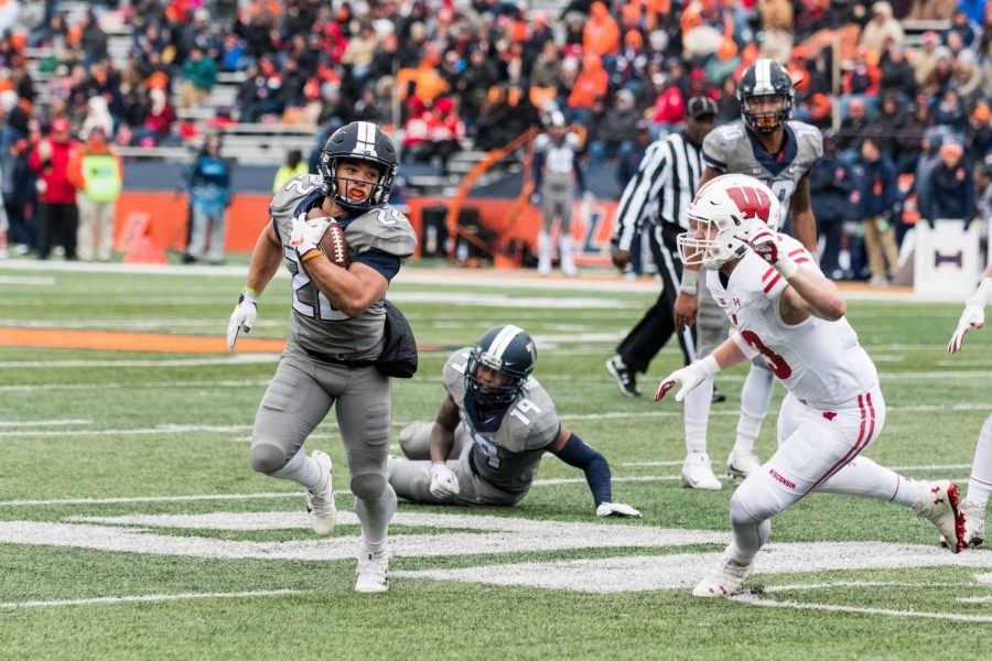 Illinois+running+back+Kendrick+Foster+weaves+around+the+defense+during+the+game+against+Wisconsin+on+Saturday%2C+Oct+28.+The+Illini+lost+10-24.