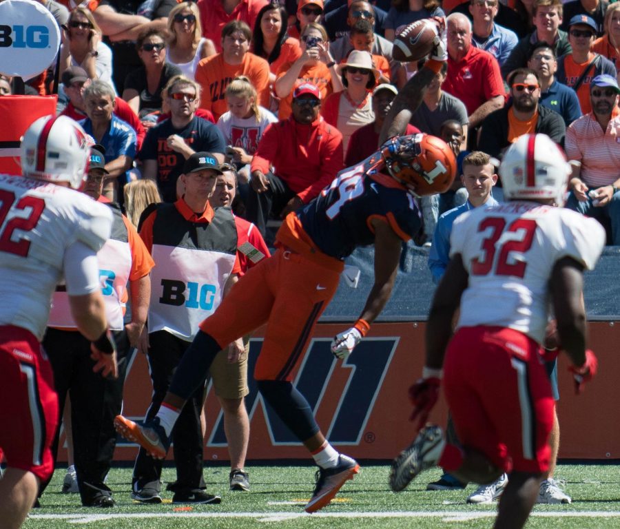 Louis Dorsey, tight end for the fighting Illini, makes a one-handed catch at the game against Ball State. The Fighting Illini won 24-21.