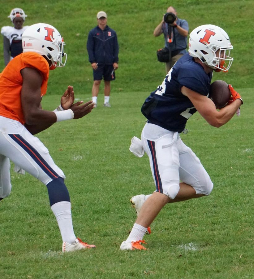 Sophomore+running+back+Mike+Epstein+grabs+the+handoff+during+practice+drills+at+Illinois+football+training+camp+on+Friday.+Offensive+Coordinator+Rod+Smith+is+looking+to+utilize+the+teams+running+back+depth+as+the+season+approaches.