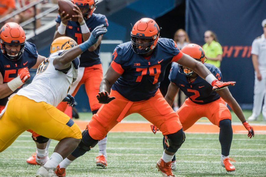 Offensive lineman Vederian Lowe prepares for a block against Kent State last Saturday. Despite a  rst-half struggle, with several missed blocks and a lack of communication, Lowe and his fellow
linemen made halftime adjustments to help lead Illinois to a 31-24 victory.
