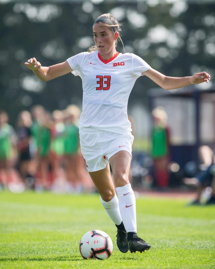Illinois+defender+Ashley+Cathro+%2833%29+dribbles+the+ball+during+the+game+against+Northern+Illinois+at+the+Illinois+Soccer+Stadium+on+Sunday%2C+Aug.+26%2C+2018.+The+Illini+won+8-0.