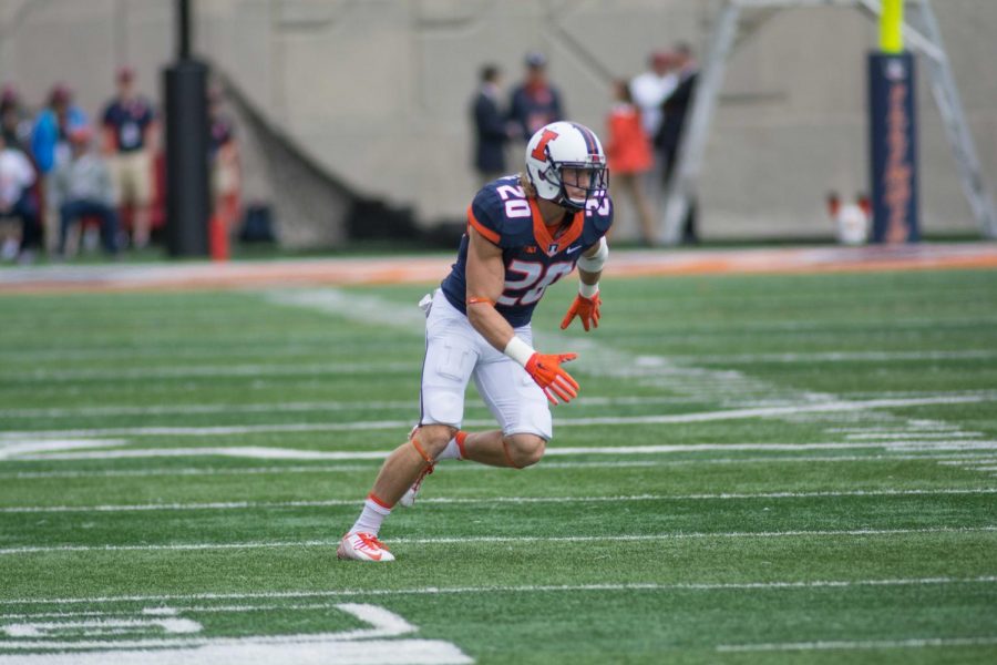 Illinois+alumnus+Clayton+Fejedelem+running+the+field+while+playing+for+the+Illini.