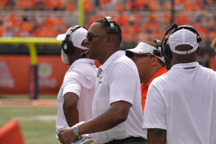 Illini defensive coordinator Hardy Nickerson on the sidelines during a game. Nickerson announced his resignation from the football program Monday.