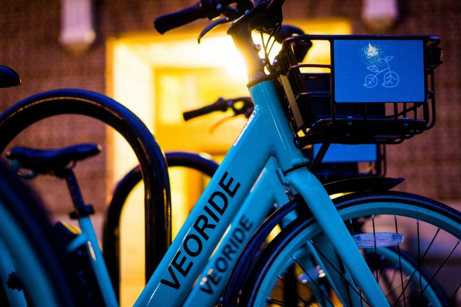 VeoRide+bikes+stand+between+Gregory+and+Lincoln+halls+on+Wednesday.+VeoRide+will+introduce+electric+bikes+to+campus+in+March.