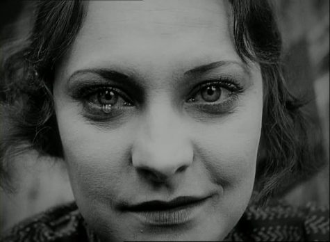 Gina Manes in the French silent film “Coeur fidèle”  (“The Faithful Heart”). The film tells the story of a young woman, her alcoholic husband and her lover. Roger Ebert Fellow Curtis writes that despite the lack of a compelling narrative, the film makes up for it with its visual experimentation and live music accompaniment.
