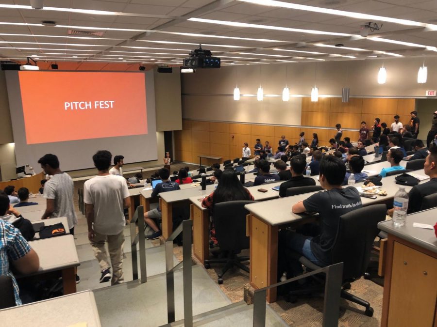Students+line+up+to+present+their+first+pitches+on+the+first+night+of+the+54+Startup+Weekend+on+Sept.+27.+From+Sept.+27-29%2C+teams+had+54+hours+to+create+a+proof+of+concept+for+a+startup+company+product%2C+complete+with+a+target+market%2C+growth+plan+and+solution+to+a+real-world+problem.%0A