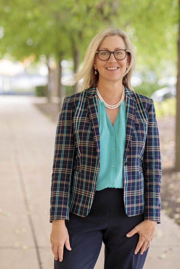 ulia Shapland is a Senior Lecturer of Accountancy at the University of Illinois. Pictured above is her professional headshot for the GIES college of Business.
