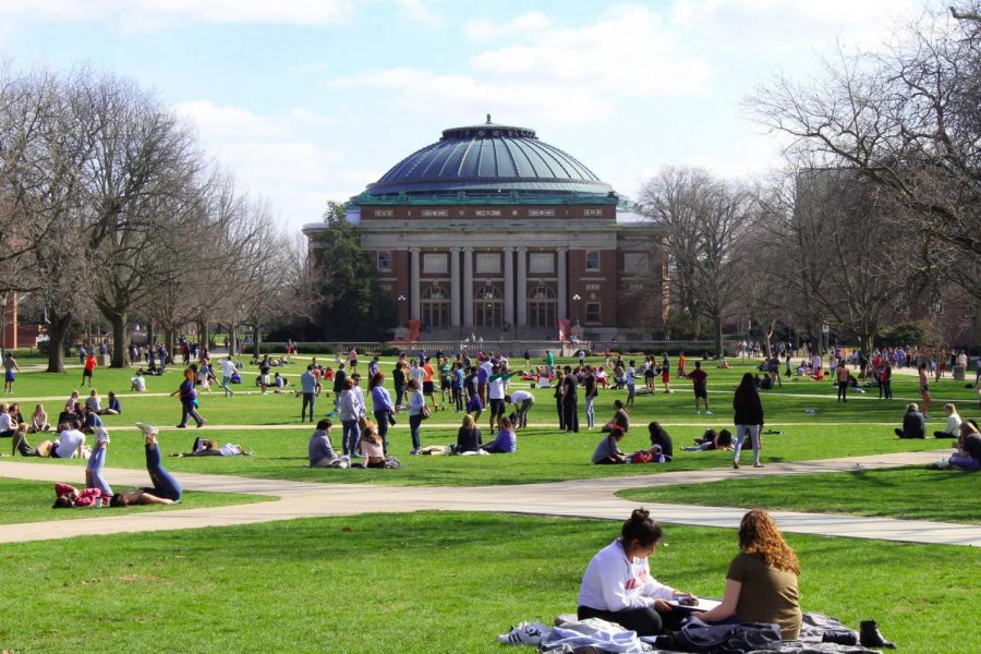 Crowds gather on the Main Quad to enjoy the weather. This took place during Mom’s Weekend, on April 6.