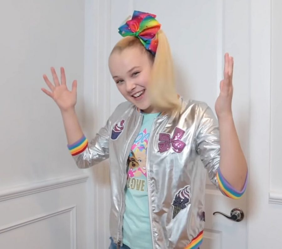 A+screenshot+of+Jojo+Siwa+smiling+in+one+of+her+YouTube+videos.+Jojo+is+set+to+perform+at+the+State+Farm+Center+in+April.