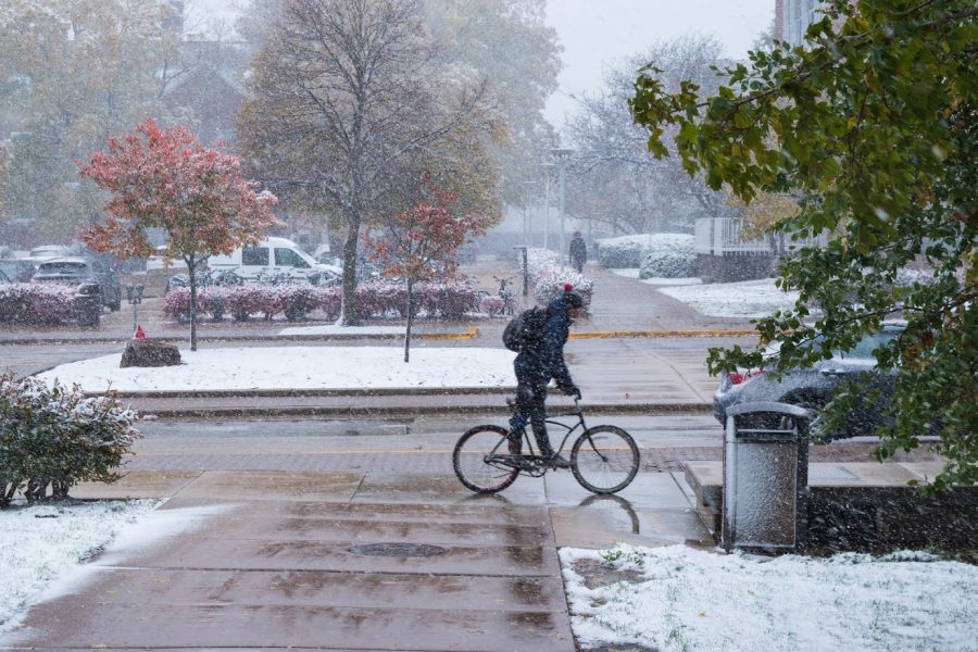 Brigida+dockus+The+Daily+Illini%0AA+bike+rides+along+a+sidewalk+in+Champaign+on+Oct.+31.+The+Urbana+City+Council+has+made+efforts+to+increase+the+areas+where+they+enforce+snow+plowing%3B+however%2C+the+group+has+been+criticized+by+the+community+for+not+making+the+operation+mandatory+citywide.