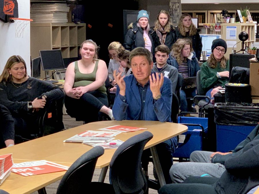 Illinois College of Media alum Will Leitch visits the Illinimedia office on Feb 11. Leitch talked about his experiences in journalism and gave students advice.