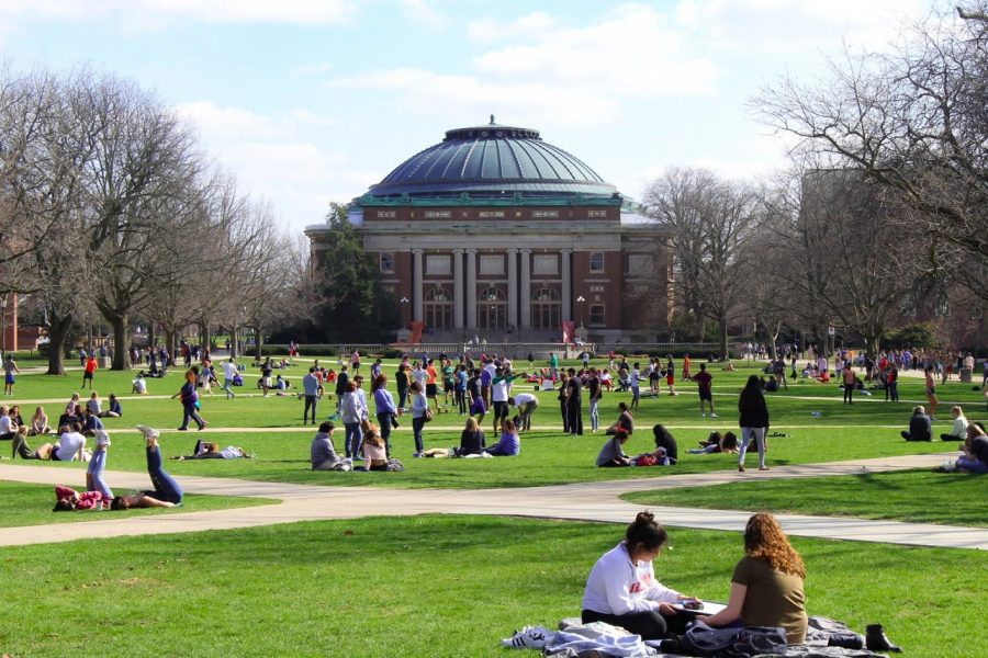 Crowds gather on the main quad to enjoy the weather during Moms Weekend on April 6, 2019. 