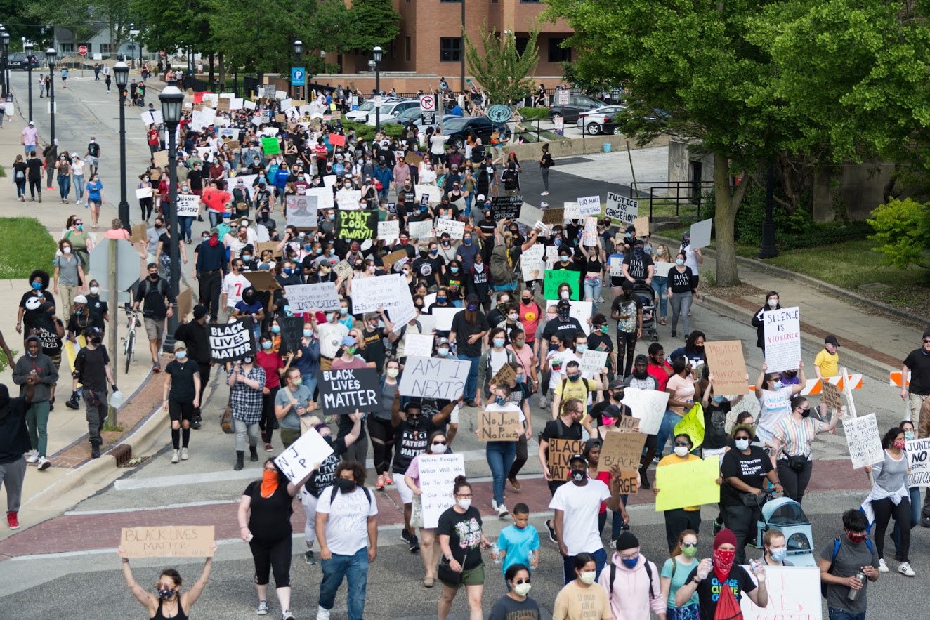 Peaceful protesters march through Urbana, Champaign - The Daily Illini