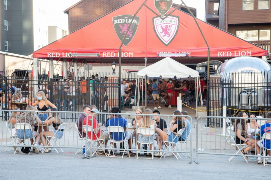 Patrons+of+The+Red+Lion+sit+at+newly+mandated+outdoor+seating+on+Friday.+Campustown+businesses+are+carrying+out+new+measures+to+combat+COVID-19+and+implement+new+safety+regulations.