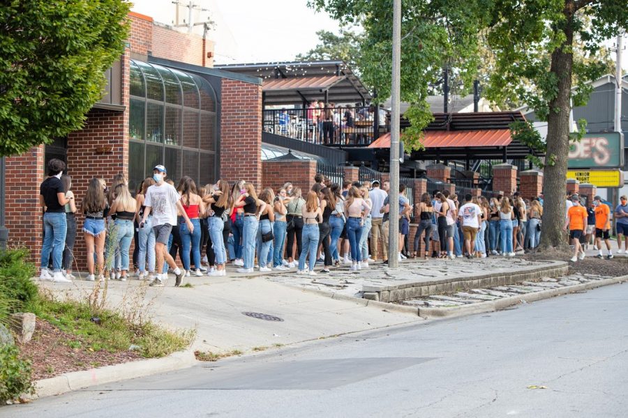 Students+fill+the+sidewalk+outside+of+Joe%E2%80%99s+Brewery+waiting+to+enter+on+Thursday+afternoon.+The+line+stretched+from+the+front+gate+to+Potbelly+Sandwich+Shop+on+Fourth+street.