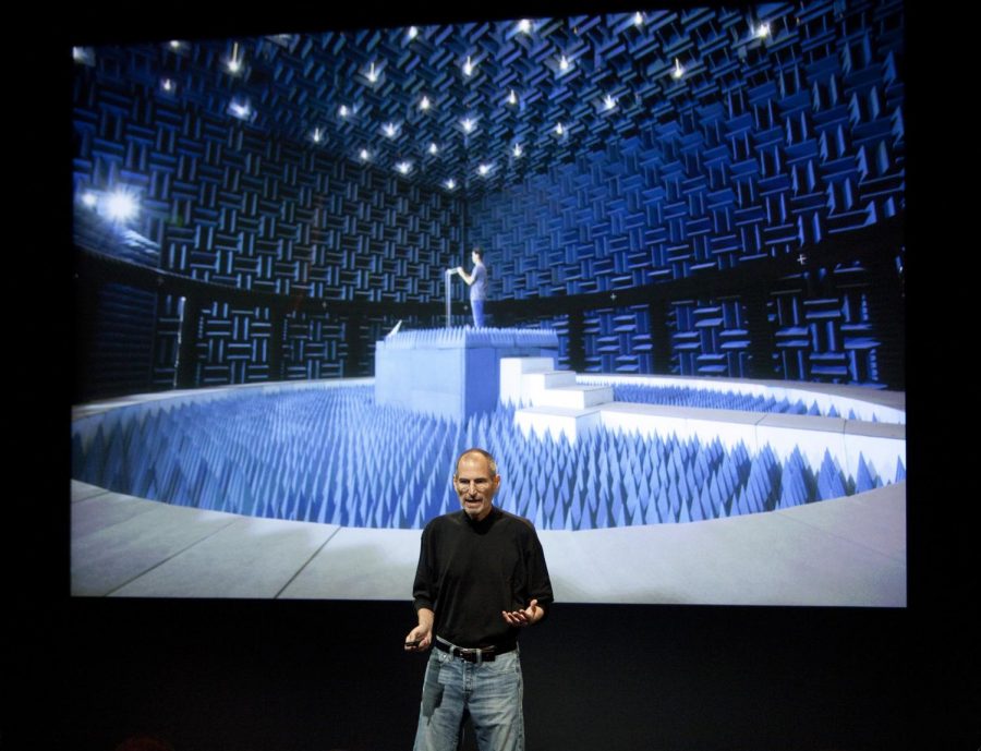 Apple CEO Steve Jobs shows a photo of Apple’s mobile phone test site as he talks about the Apple iPhone 4 at Apple headquarters in Cupertino, California on July 16, 2010.