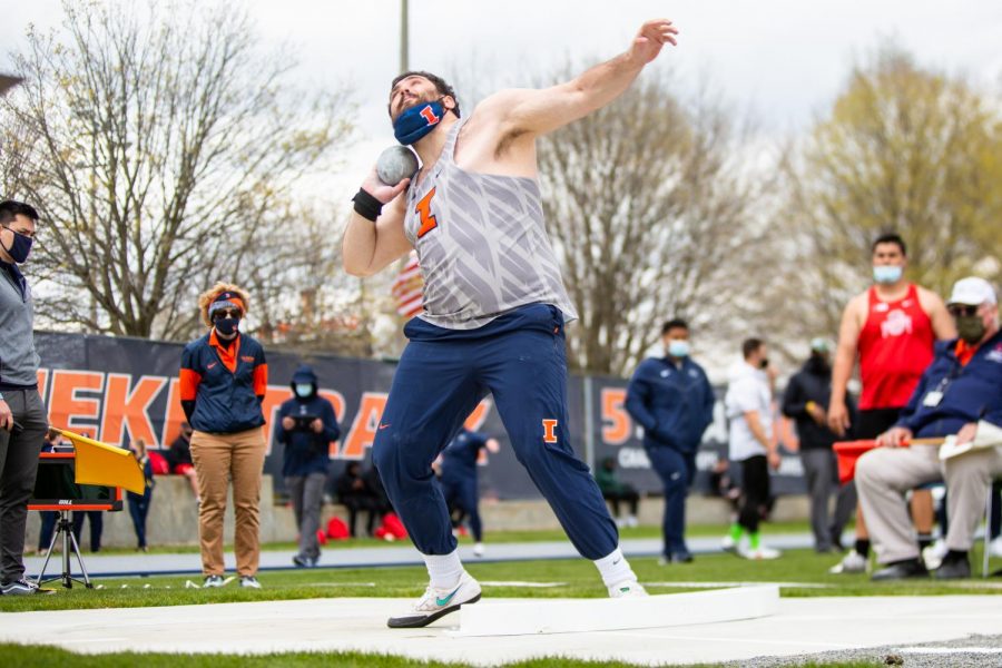 Redshirt+sophomore+Billy+Matzek+throws+shot+put+at+the+Fighting+Illini+Big+Ten+Relays+on+April+23.+The+Illinois+track+%26+field+team+wraps+up+their+regular-season+with+multiple+accolades.+