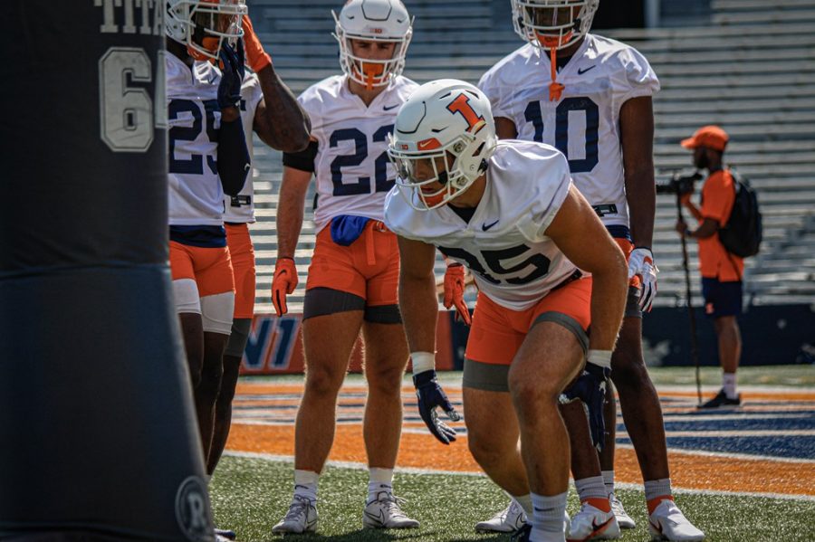 Illinois+linebacker+Jake+Hansen+practices+during+day+2+of+training+camp+Aug.+6.+Coach+Bret+Bielema+hopes+to+better+the+defensive+unit+before+the+start+of+the+season.+