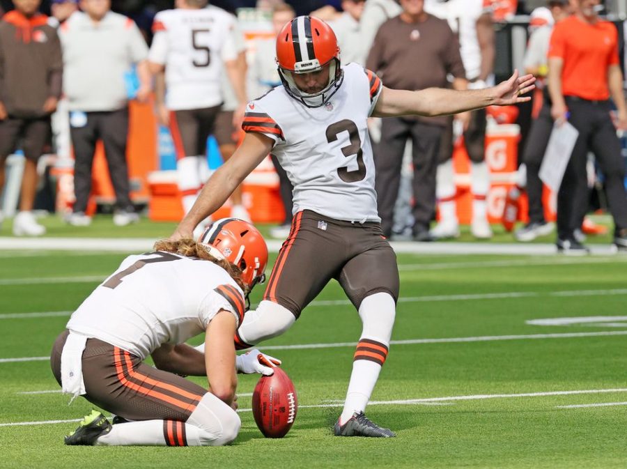 Cleveland Browns Kicker Chase McLaughlin connects on a field goal attempt in the first half held by Cleveland Browns punter Jamie Gillan, Oct. 10 at SoFi Stadium. Former Illini playing in the NFL receive a week 5 update. 