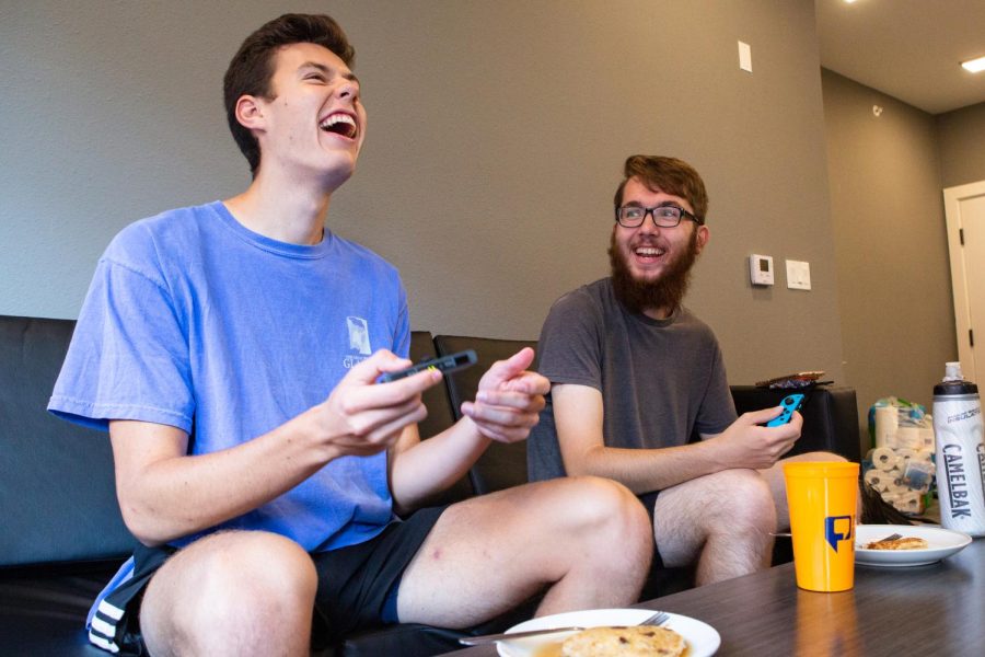 Nathanial Langley, Daily Illini Opinions Editor, and Ryan Ash, Daily Illini Managing Editor for Visuals, play Super Smash Brothers on the Nintendo Switch on Sept. 6. Columnist Axel Almanza believes owning and playing the Nintendo Switch is therapy for the soul. 