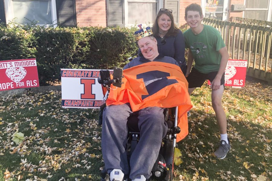 Matt+Toole%2C+recipient+of+King+Dad+2020+by+the+Illinois+Dads+Association%2C+poses+for+a+photo+with+his+family+after+his+daughter+Regan+Toole%2C+Sophomore+in+the+College+of+Applied+Health+Sciences%2C+nominated+him.+This+is+the+first+year+since+Covid-19+began+that+Dads+Weekend+will+be+in-person.