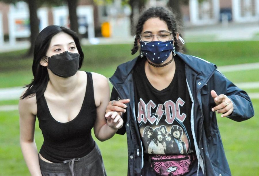 Two+students+wear+masks+on+the+Main+Quad+while+playing+real+life+Squid+Games+on+Oct.+19.+Columnist+Micky+Horstman+argues+that+the+University+Covid-19+policies+pick+favorites+and+prompt+skepticism.+