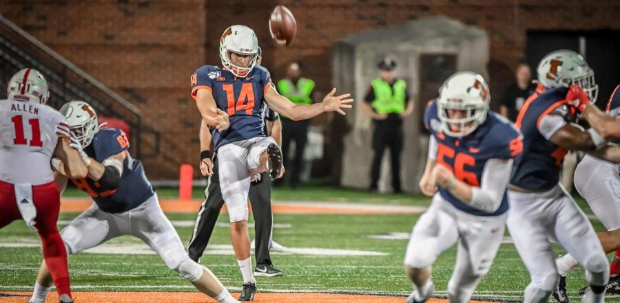 Kicker+Blake+Hayes+punts+the+ball+during+a+game.+The+Daily+Illini+sports+staff+breaks+down+Illinois+football%E2%80%99s+fourth-down+decisions.