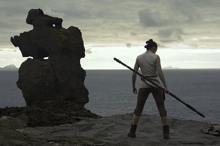 Daisy Ridley stars as Rey in Star Wars: Episode VIII - The Last Jedi. Columnist Talia Duffy believes that The Last Jedi does not deserve the hate it gets from the many fans from the Star Wars franchise. 