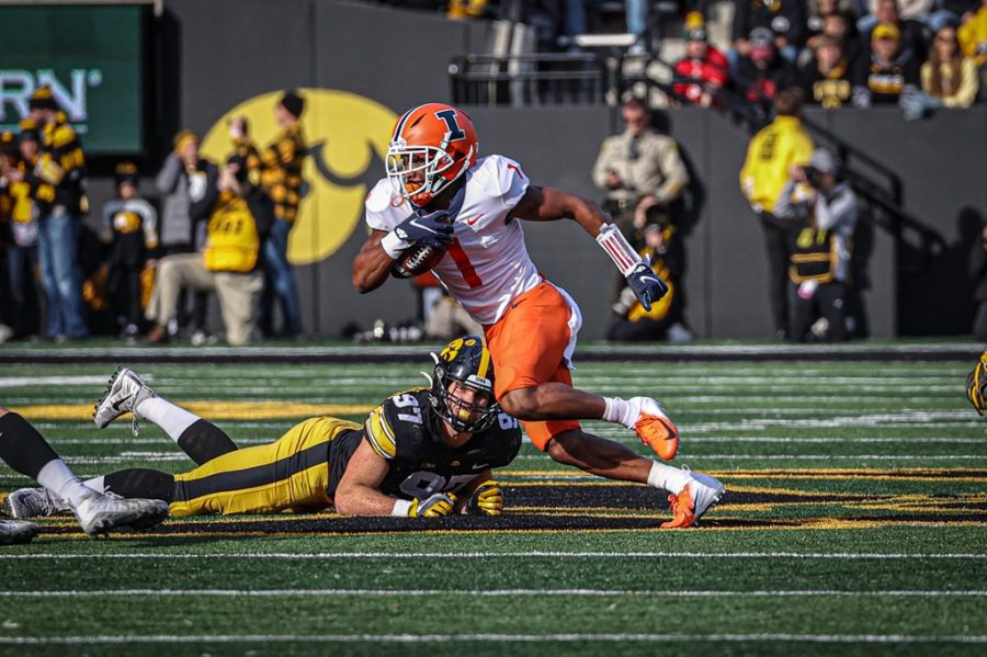 Wide+Receiver+Isaiah+Williams+sprints+past+an+Iowa+defender+during+the+game+at+Kinnick+Stadium+yesterday.+Illinois+struggles+to+gain+momentum+against+Iowa+after+their+strong+start.