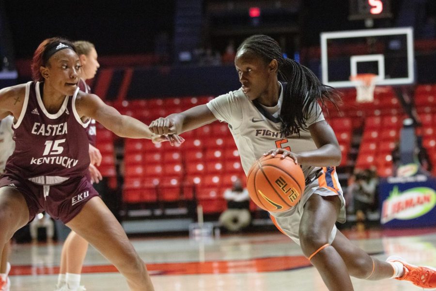 Guard DeMyla Brown attempts to pass an Eastern Kentucky player on Dec. 5. The Illini fall against the Tigers 84-65. 