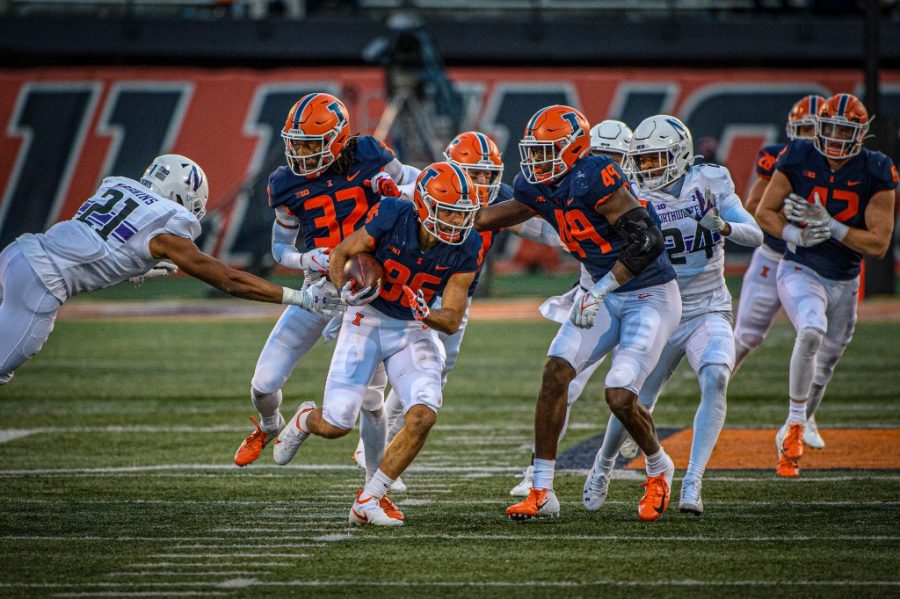 Wide+receiver+Danny+Navarro+III+%2896%29+takes+the+ball+up+the+field+during+the+game+against+Northwestern+on+Nov.+27.+Columnist+Carson+Gourdie+believes+that+the+Illini+need+a+change+in+structure+for+next+season.+