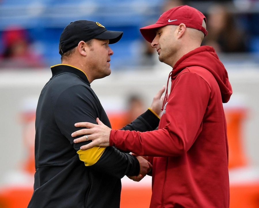 Coach+Barry+Lunney+Jr.+speaks+with+Missouri+coach+Barry+Odom+at+the+Battle+Line+Rivalry+game+on+Nov.+29%2C+2019.+Lunney+will+be+taking+over+as+the+new+offensive+coordinator+for+the+Illini.++
