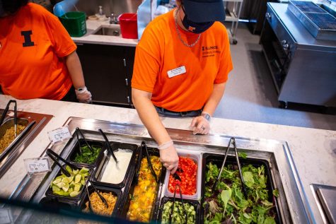 University housing employee prepares the salad bar at ISR on Aug. 27. Columnist Hamza Haq believes that there should be more clarity on nutritional information for university food. 