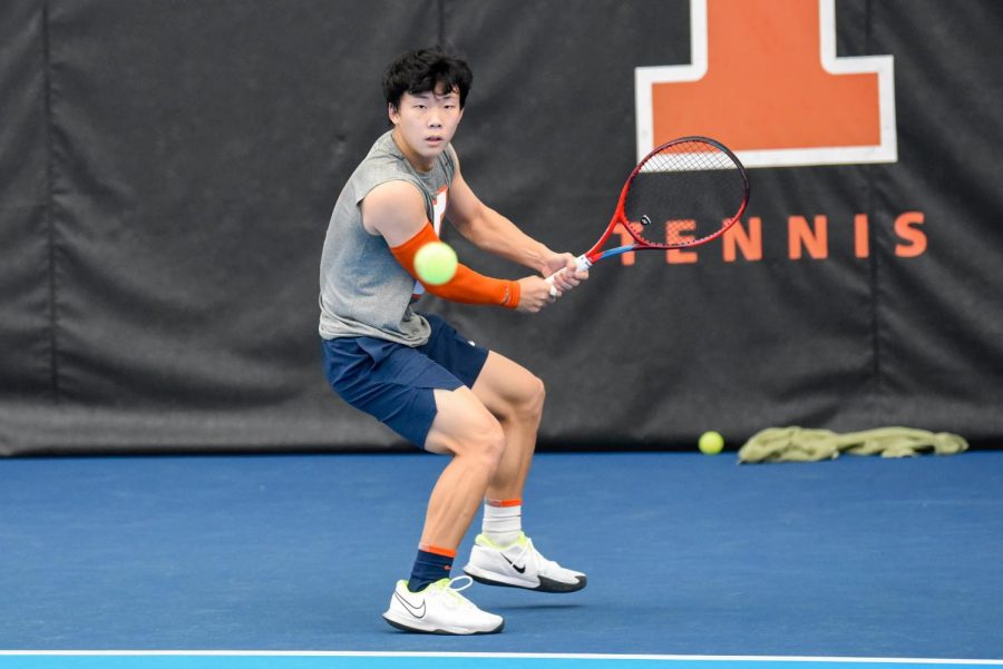 Sophomore+Hunter+Heck+has+his+sight+on+the+ball+during+his+singles+match+against+Baylor+on+Friday.+The+Illini+lose+to+Baylor%2C+but+Heck+won+his+match+6-2%2C+6-2.++
