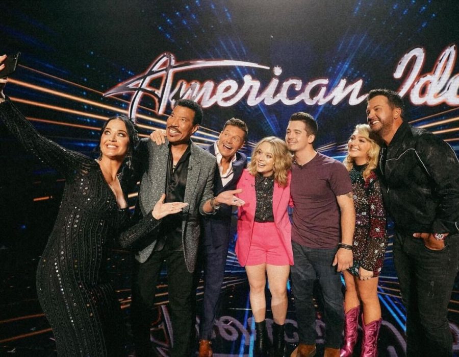 Leah+Marlene+%28middle%29+joins+in+a+selfie+with+other+American+Idol+contestants%2C+Noah+Thompson+and+HunterGirl%2C+and+judges.+Marlene%2C+a+Normal%2C+IL+native%2C+placed+third+for+the+show.+