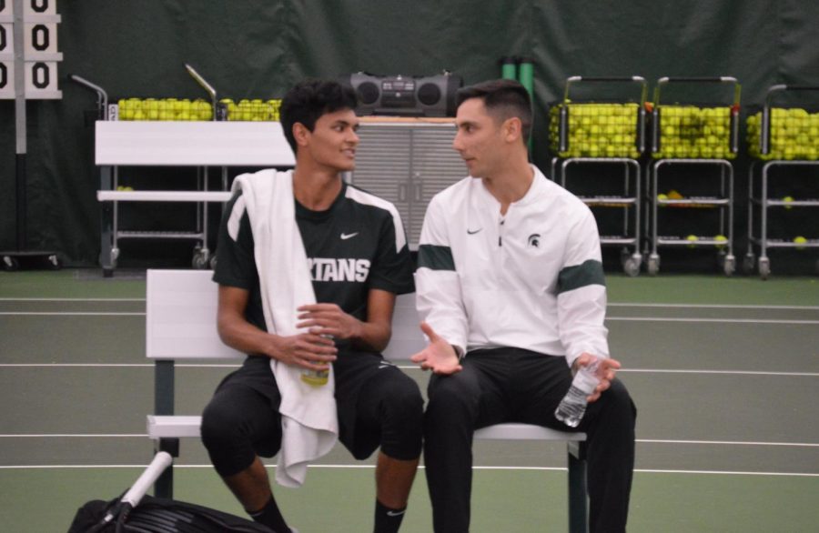 Former Michigan State assistant coach Harry Jadun takes a moment to have a dialogue with an athlete he coaches. Illinois men’s tennis announced on Wednesday that Jadun will be joining the Illinois men’s tennis team as the new assistant coach after the departure of former men’s tennis associate head coach  Marcos Asse. 