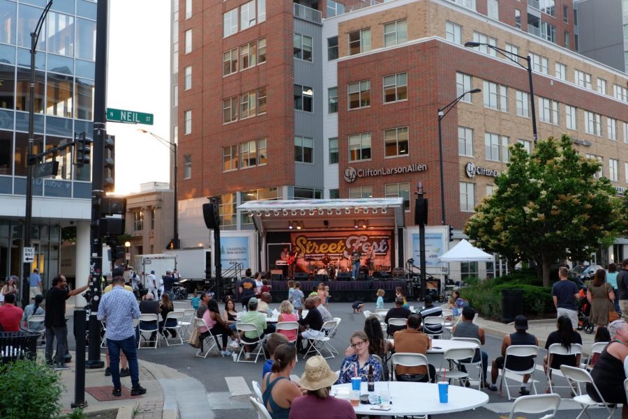 C-U+residents+enjoy+live+music+at+the+intersection+of+Neil+and+Main+St.+during+Street+Fest+2022+on+Sunday.+Street+Fest+is+an+annual+event+that+features+a+variety+of+local+musicians.+
