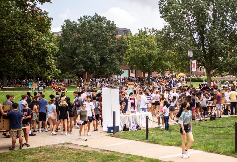 Crowds+of+students+fill+up+the+Main+Quad+as+they+attend+Quad+Day+on+Aug+22%2C+2021.+It+is+important+for+students+to+dress+appropriately+according+to+the+weather+and+to+bring+essentials+such+as+water+and+sunscreen.+