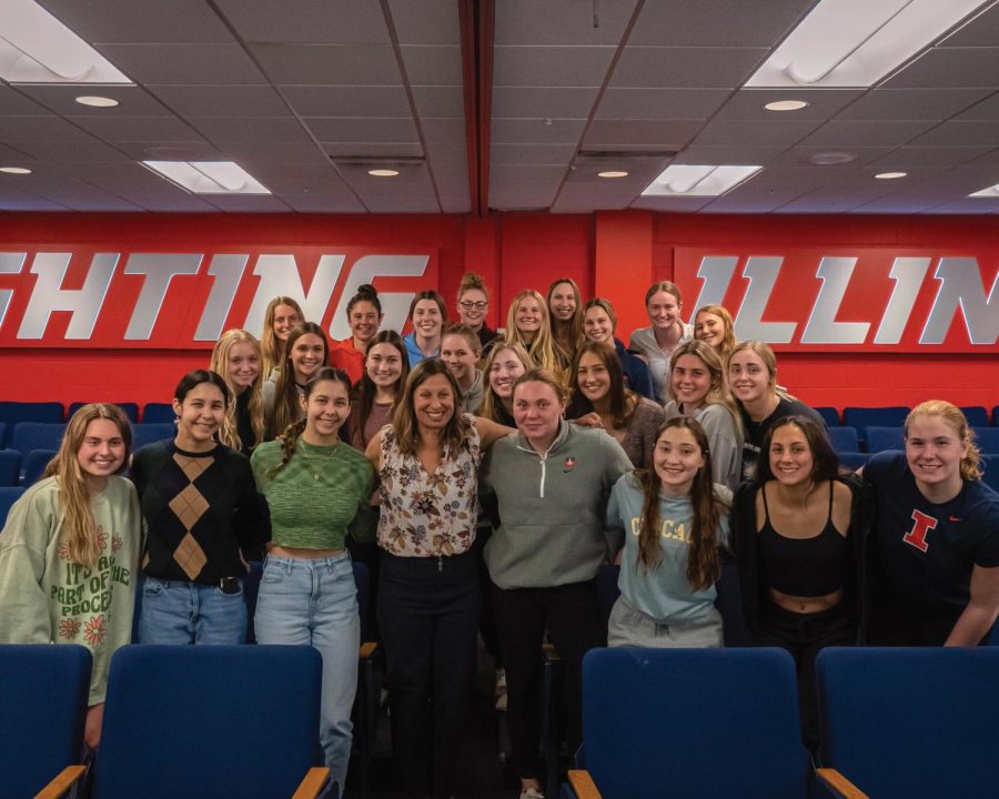 Fall 2022 swim & dive team pose together for a photo on April 28. New swim & dive head coach Jenna Fuccillo Kemp reflects on her history coaching at UCLA, NAU and LSU leading to her new position at Illinois.