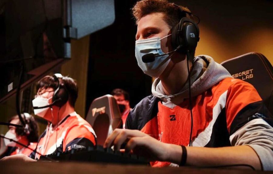 Junior Matt Bereman, member of IlliniEsports, plays Rainbow 6 Siege at the Purdue Invitational during the weekend of Jan. 15. The Daily Illini sports staff give their top picks on club sports students should try out. 