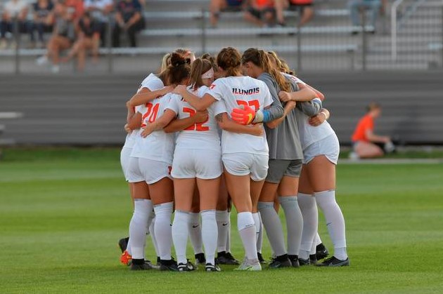 The Illinois womens soccer team huddle on the field before the game against Illinois State on Aug. 18.