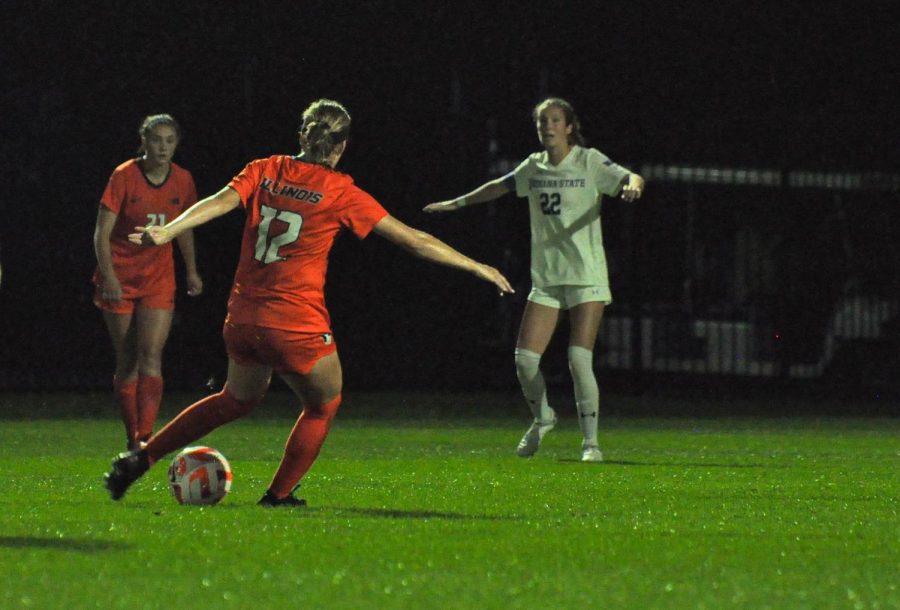 Redshirt senior midfielder Kendra Pasquale looks for an opening to pass the ball during the Indiana State game on Sept. 4. The Illini won against the Boilermakers, 2-1, on Sunday. 