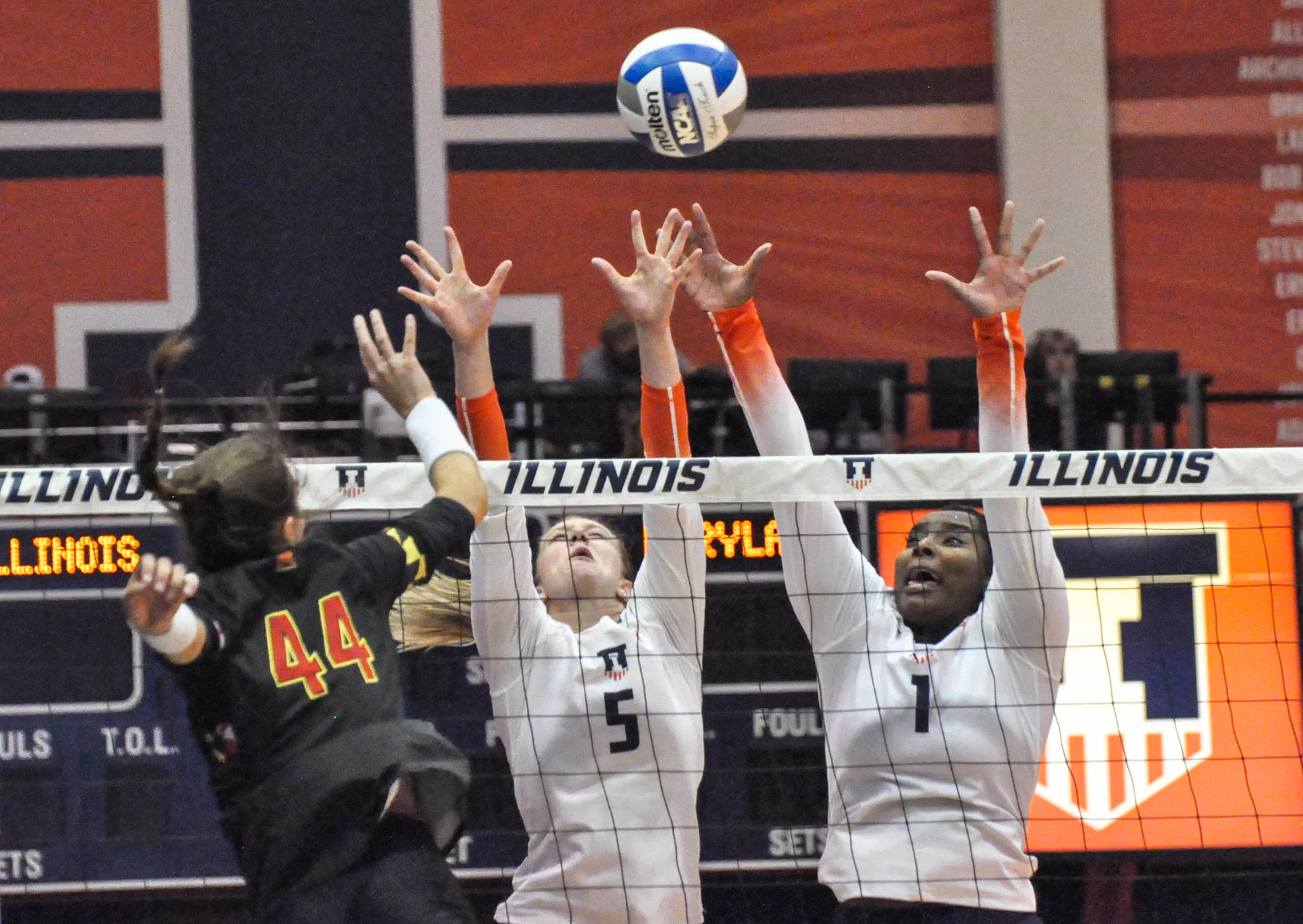 Illinois volleyball picks up second win